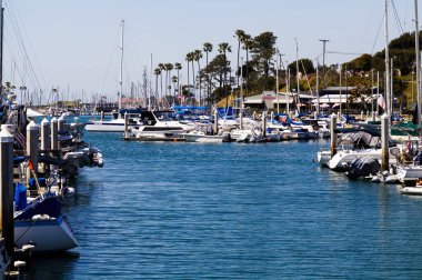 Oceanside, California, ABD - 08 Nisan 2024 Sürat tekneleri ve Slipsli ve Su Yollu Marina