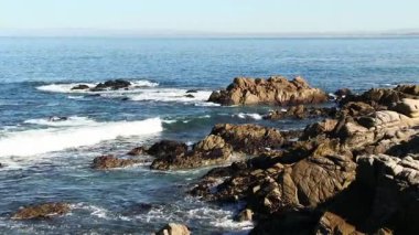 Okyanus Dalgaları Mavi Gök Pasifik Korusu California ile Monterey Körfezi Kayalıklarını Vuruyor
