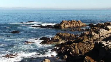 Okyanus Dalgaları Mavi Gök Pasifik Korusu California ile Monterey Körfezi Kayalıklarını Vuruyor
