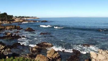 Okyanus Dalgaları 'nın Rocky Shore Monterey Körfezi, Kaliforniya' ya doğru akışı geniş açıdan görülüyor.