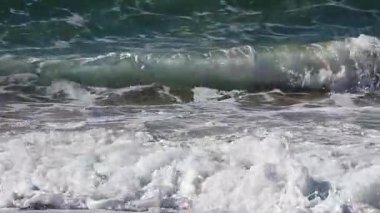 Okyanus Dalgalarının Sıkışık Çekimi Kum Sahili Monterey Körfezi 'nin üstünde Kaliforniya' da