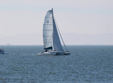Berkeley, California, ABD - 3 Ocak 2010: Catamran Yelkenli San Francisco Körfezi Bulutlu Gökyüzü
