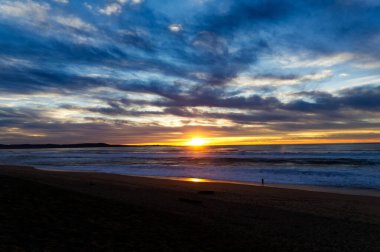 Monterey Körfezi 'nde Güneş Batıyor Bulutlu Gökyüzü Marina California ile Okyanus Dalgaları