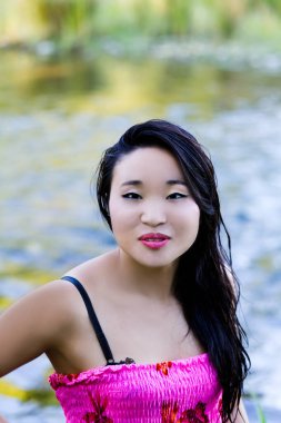 Genç Çekici Japon Amerikalı Kadın Açık Hava Pembe Elbiseli Nehirde