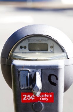 Sausalito, California, ABD - 01 Ağustos 2011: Sadece Çeyreklikleri Olan Eski Bozuk Para Parkmetre