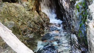 Yosemite Ulusal Parkı Küçük Şelale ve Kaya Duvarları Arasında Akıntı