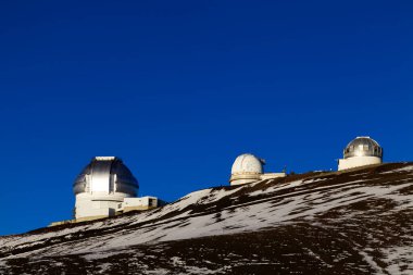 Mauna Kea, Hawaii, ABD - Haziran 2011: Açık Mavi Gökyüzüne Karşı Gözlemevi Binaları ve Yerdeki Hafif Kar