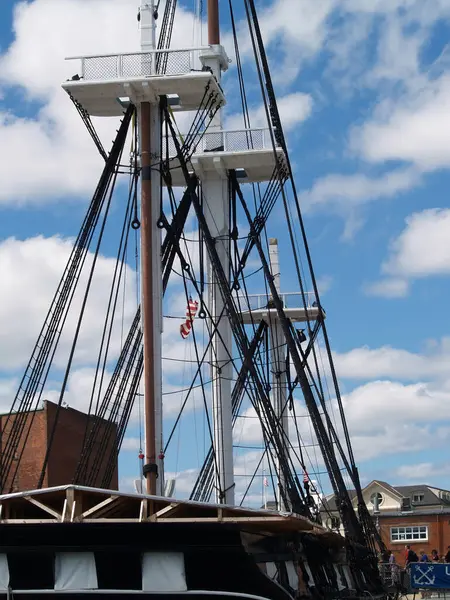 Boston, Massachusetts, ABD - 07 Eylül 2008: İnsanlar Mavi Gök ve Beyaz Bulutlara Karşı Gemi Turu için USS Anayasası Savaş Gemisine biniyor