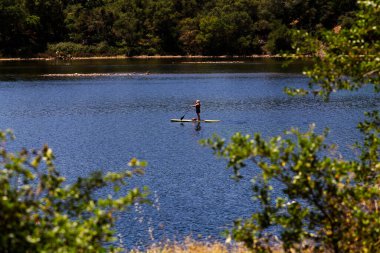 Folsom, California, ABD - 30 Mayıs 2012: Ağaçlı Kadın Nehirde Ayakta Duruyor
