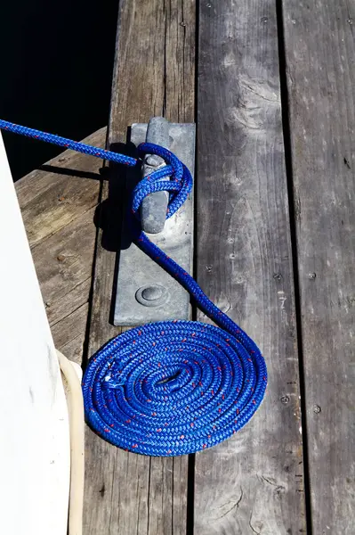 Mavi örülmüş naylon ip İskeleye düzgünce sarılmış 