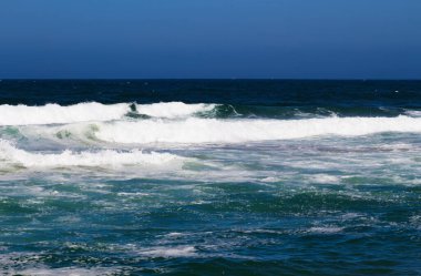 Okyanus Dalgaları Beyaz Köpükle Kırılıyor Ve Koyu Mavi Kaliforniya