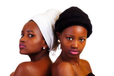 Beyaz Arkaplan Karşısında Başörtülü İki Genç Afrikalı Amerikalı Kız Kardeş Çıplak Omuz Portresi