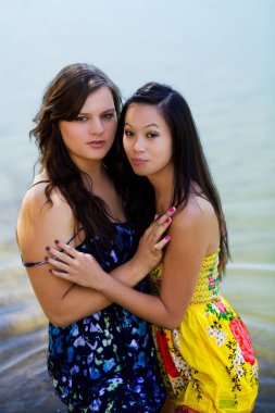 Kafkasyalı ve Asyalı Amerikalı Kadınlar Nehirde Elbise Giyiyorlar