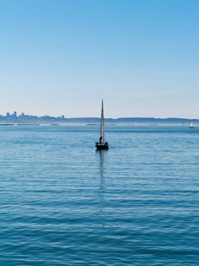 Berkeley, California, ABD - 11 Mart 2007: San Francisco Körfezi 'nde Güç Altında Yelkenli Yelkenlileri Yıkmak