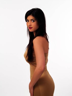 Genç Çekici Orta Doğulu Kahverengi Elbiseli Kadın Beyaz Arkaplanda