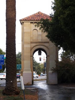 Palo Alto, Kaliforniya, ABD - 02 Kasım 2008: Sokakta Arabalarla Kaldırım Üzerinde Kemerli Kule