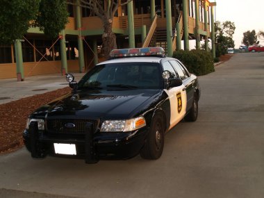 Berkeley, California, ABD - 07 Ekim 2006: Eski Boş Siyah ve Beyaz Polis Otomobili Binayla Dışarıya Park Edildi