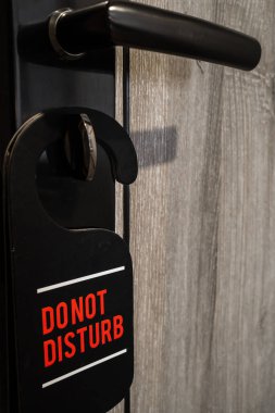 Kapının anahtarında asılı levhayı rahatsız etmeyin.