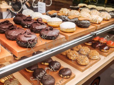 Yerel bir gıda standında çeşitli tatlarda donutlar sergileniyor