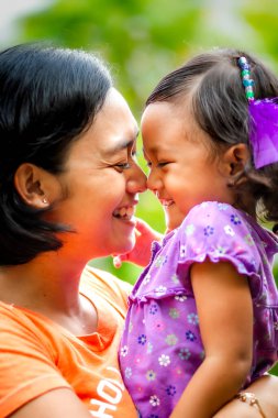 Mutlu genç Güneydoğu Asyalı anne ve çocuğun portresi