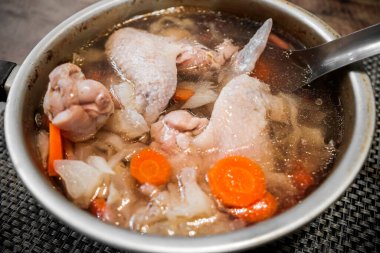 Otantik ev yapımı tavuklu çorba tabağı.