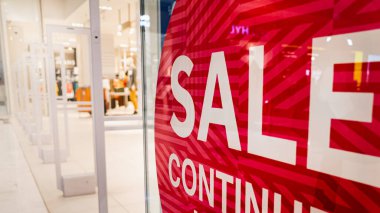 Kırmızı renk satışı bir moda mağazasında devam ediyor. Piyasaya girmek ve daha fazla alıcı çekmek için mağaza pazarlama stratejisi kavramı.