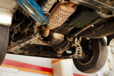 Avantajlı araba motorunun düşük açılı görüntüsü atölyede denetim altında