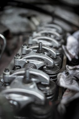 Otomobil tamir atölyesindeki araç kam mili motoru tamir ve bakım hizmetleri için açıkta.