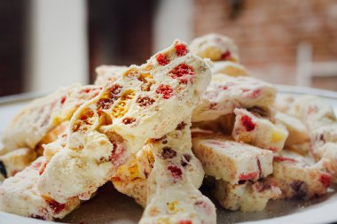 Kutlama ve parti için beyaz tabakta ev yapımı lezzetli fındıklı kurabiyelerin yakın plan görüntüsü.