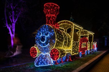 Macaristan Budapeşte 4 Kasım 2022: Lumina Park ışık gösterisi. Her yaş için renkli olarak sunulan beş kıta.
