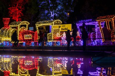 Macaristan Budapeşte 4 Kasım 2022: Lumina Park ışık gösterisi. Her yaş için renkli olarak sunulan beş kıta.