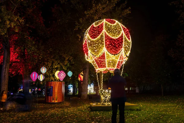 匈牙利布达佩斯 2022年11月4日 Lumina Park灯展 各年龄层五大洲的代表比例呈五颜六色 — 图库照片