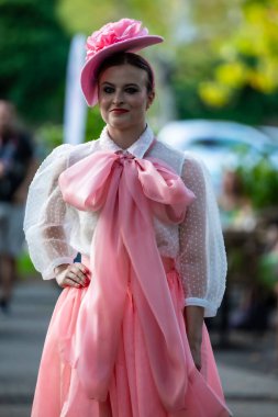 Macaristan Budapeşte 25 Ağustos 2022 Budapeşte Nostaljik zaman yolculuğu 1920 'lerin tarzında. Tasarımcı: Boş Kamu Etkinliği !!!  