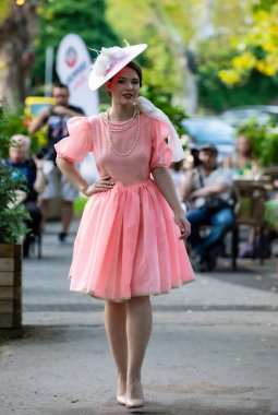 Macaristan Budapeşte 25 Ağustos 2022 Budapeşte Nostaljik zaman yolculuğu 1920 'lerin tarzında. Tasarımcı: Boş Kamu Etkinliği !!!  