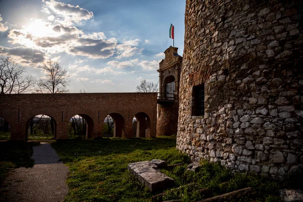 Siklos城堡在春天的细节 锡克洛斯城堡 Castle Siklos 是匈牙利锡克洛斯的一座中世纪城堡 — 图库照片