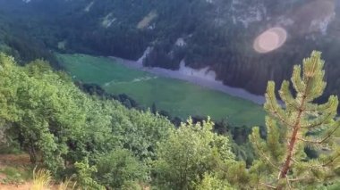 Öndeki kamerayla Sırp dağlarında turluyor.