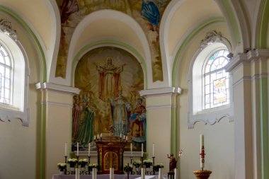 Macaristan Fertoszentmiklos, 21 Mayıs 2023: 13. yüzyılda Gotik tarzda inşa edilen Saint Nicholas Kilisesi. 1683 'te Türk ordusu kiliseyi yaktı ve 1724' te yeniden inşa edildi..