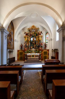 Macaristan Fertoszentmiklos, 21 Mayıs 2023: 13. yüzyılda Gotik tarzda inşa edilen Saint Nicholas Kilisesi. 1683 'te Türk ordusu kiliseyi yaktı ve 1724' te yeniden inşa edildi..