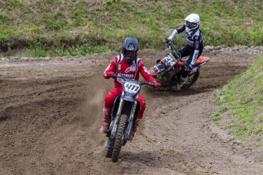 Tapiobicske Macaristan - 11 Haziran 23: MX2 MX2 açık, Motokros Şampiyonası sırasında tanımlanamayan yarışçılar.  