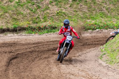 Tapiobicske Macaristan - 11 Haziran 23: MX2 MX2 açık, Motokros Şampiyonası sırasında tanımlanamayan yarışçılar.  