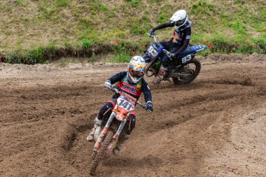 Tapiobicske Macaristan - 11 Haziran 23: MX2 MX2 açık, Motokros Şampiyonası sırasında tanımlanamayan yarışçılar.  