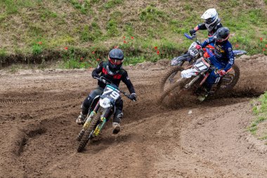 Tapiobicske Macaristan - 11 Haziran 23: MX2 MX2 açık, Motokros Şampiyonası sırasında tanımlanamayan yarışçılar.  