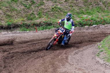 Tapiobicske Macaristan - 11 Haziran 23: MX2 MX2 açık, Motokros Şampiyonası sırasında tanımlanamayan yarışçılar.  