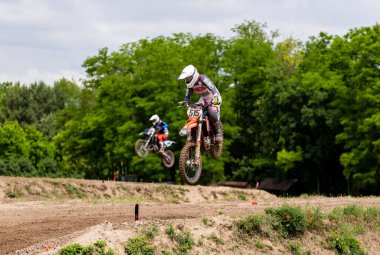 Tapiobicske Macaristan - 11 Haziran 23: MX2 MX2 açık, Motokros Şampiyonası sırasında tanımlanamayan yarışçılar.  