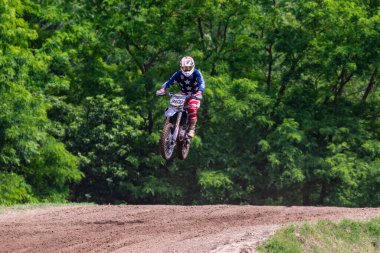 Tapiobicske Macaristan - 11 Haziran 23: MX2 MX2 açık, Motokros Şampiyonası sırasında tanımlanamayan yarışçılar.  