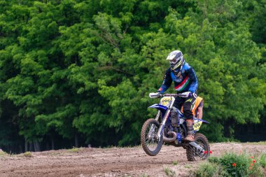 Tapiobicske Macaristan - 11 Haziran 23: MX2 MX2 açık, Motokros Şampiyonası sırasında tanımlanamayan yarışçılar.  