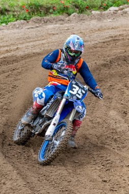 Tapiobicske Macaristan - 11 Haziran 23: MX2 MX2 açık, Motokros Şampiyonası sırasında tanımlanamayan yarışçılar.  