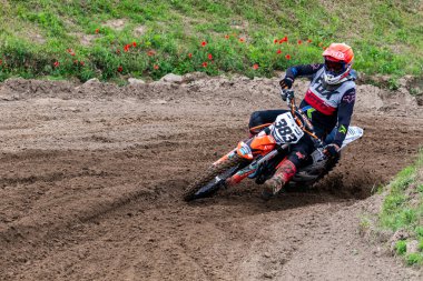 Tapiobicske Macaristan - 11 Haziran 23: MX2 MX2 açık, Motokros Şampiyonası sırasında tanımlanamayan yarışçılar.  