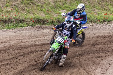 Tapiobicske Macaristan - 11 Haziran 23: MX2 MX2 açık, Motokros Şampiyonası sırasında tanımlanamayan yarışçılar.  