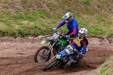 Tapiobicske Macaristan - 11 Haziran 23: MX2 MX2 açık, Motokros Şampiyonası sırasında tanımlanamayan yarışçılar.  